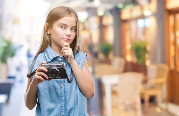 Krásná Mladá Dívka Fotografování Pomocí Vinobraní Fotoaparát Přes Vážnou Tváří — Stock fotografie