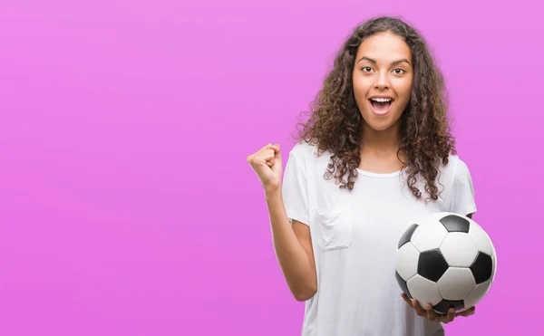 Joven Mujer Hispana Sosteniendo Pelota Fútbol Gritando Orgullosa Celebrando Victoria —  Fotos de Stock