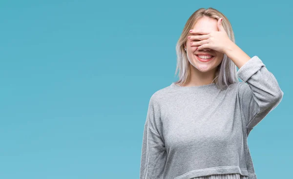 Jovem Loira Sobre Fundo Isolado Sorrindo Rindo Com Mão Rosto — Fotografia de Stock