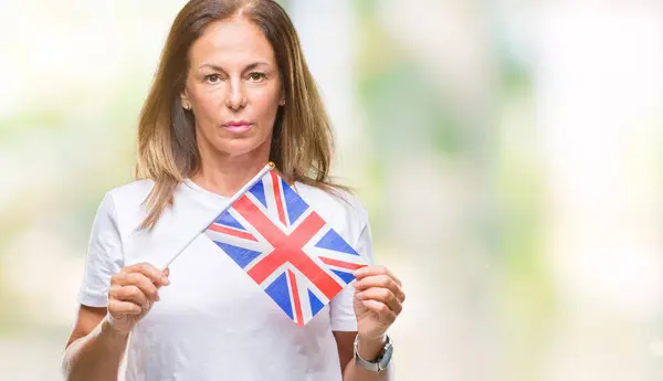 Mulher Hispânica Meia Idade Segurando Bandeira Reino Unido Sobre Fundo — Fotografia de Stock