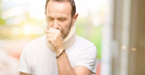 Verletzter Älterer Mann Mit Nackenstütze Krank Und Hustend Asthma Oder — Stockfoto