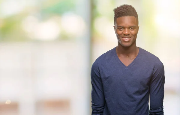 Jovem Homem Afro Americano Sobre Fundo Isolado Com Sorriso Feliz — Fotografia de Stock