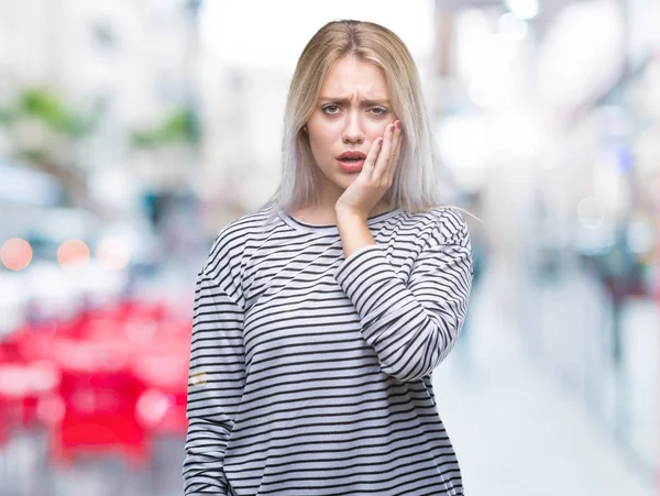 Mladá Blond Žena Izolované Pozadí Dojemné Ústa Rukou Bolestný Výraz — Stock fotografie