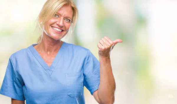 Mulher Loira Meia Idade Vestindo Uniforme Enfermeira Médica Sobre Fundo — Fotografia de Stock