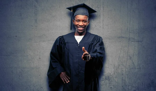 Молодой Африканский Аспирант Черный Мужчина Держит Руки Приветствуя Позе Рукопожатия — стоковое фото