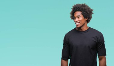 Uzak tarafına yüzünde, doğal ifade gülümseme ile seyir izole arka plan üzerinde Afro Amerikalı adam. Kendine güvenen gülüyor.