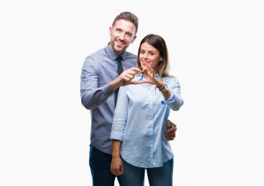 Genç işçiler iş çift içinde gülümseyen izole arka plan üzerinde kalp simgesi ve elleriyle şekil gösteren seviyorum. Romantik kavramı.