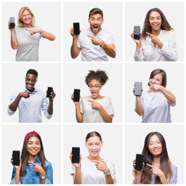 Bir grup genç insan izole arka plan üzerinde gösterilen ekran smartphone çok mutlu el ve parmak ile işaret kolaj