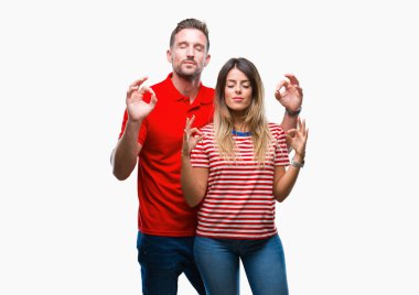 İzole arka plan üzerinde aşık genç çift rahatla ve gülümseyen gözlerle kapalı parmak jestle meditasyon yapıyor. Yoga kavramı.