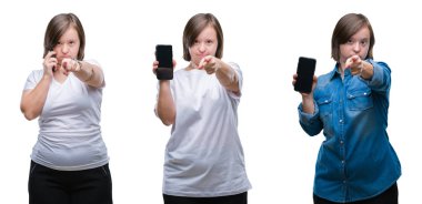 Kolaj üzerinde akıllı telefon kullanan sydrome kadın aşağı kamera ve size parmak ile işaret arka plan izole, el işareti, pozitif ve kendinden emin bir jest ön