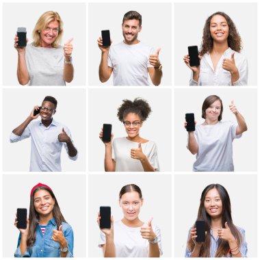 Bir grup genç insan izole arka plan üzerinde ekran akıllı telefon ok işareti, başparmak ile parmak, mükemmel işareti yapıyor kocaman bir gülümseme ile mutlu gösteren kolaj