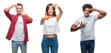 Kolaj grup elle yapma çerçeve ve parmakları ile mutlu yüz gülümseyen izole arka plan üzerinde Çin, Afrika kökenli Amerikalı, Hispanik insan. Yaratıcılık ve Fotoğrafçılık kavramı.