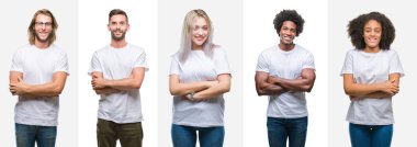 Kolaj grup izole arka plan mutlu yüz çapraz silah kameraya bakarak ile gülümseyen üzerinde beyaz t-shirt giyen genç insan. Olumlu bir kişi.