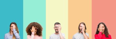 El yüz ve sürpriz duygu kendinden emin gülümseme ile tek gözüyle kapsayan renkli vintage izole arka plan üzerinde gençlerin grup kolaj.