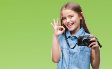 Parmak, mükemmel sembolü ile ok işareti yapıyor izole arka plan üzerinde Vintage kamera ile fotoğraf çekmek genç güzel kız