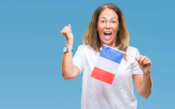 Латиноамериканка Средних Лет Держащая Флаг Франции Изолированном Фоне Гордо Кричащая — стоковое фото