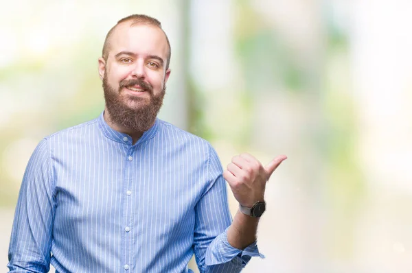 Joven Hombre Hipster Caucásico Sobre Fondo Aislado Sonriendo Con Cara —  Fotos de Stock