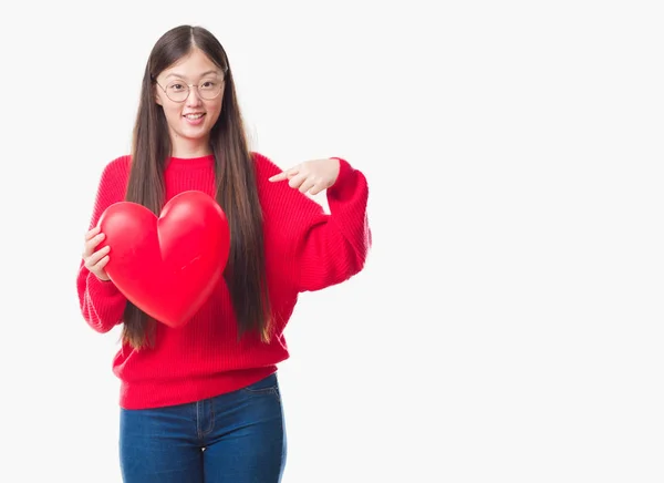 Junge Chinesin Trägt Uniform Rotes Herz Mit Überraschungsgesicht Und Zeigt — Stockfoto