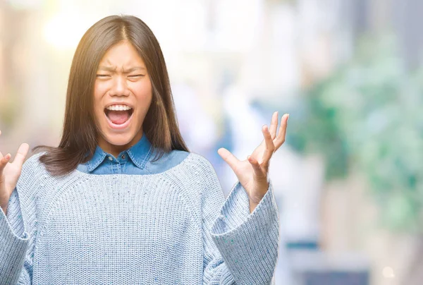 Junge Asiatische Frau Winterpullover Über Isoliertem Hintergrund Verrückt Und Verrückt — Stockfoto