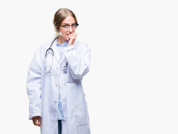 Mooie Jonge Blonde Dokter Vrouw Medische Uniform Dragen Geïsoleerde Achtergrond — Stockfoto