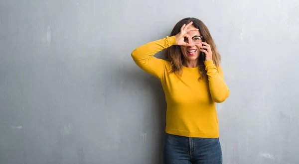 Donna Ispanica Mezza Età Che Parla Telefono Con Viso Felice — Foto Stock