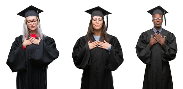 目を閉じて胸に手と感謝のジェスチャーの顔に笑みを浮かべて隔離された背景に卒業大学の制服を着て学生の若い人々 のグループのコラージュ 健康の概念 — ストック写真