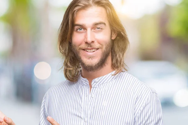 Homem Bonito Jovem Com Cabelos Longos Sobre Fundo Isolado Sorrindo — Fotografia de Stock