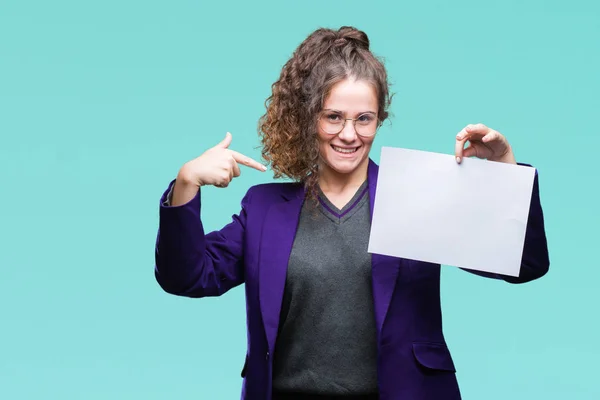 Joven Estudiante Morena Vistiendo Uniforme Escolar Sosteniendo Papel Blanco Sobre —  Fotos de Stock