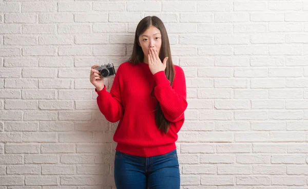 Young Chinese Woman Brick Wall Holding Vintage Camera Cover Mouth — Stock Photo, Image