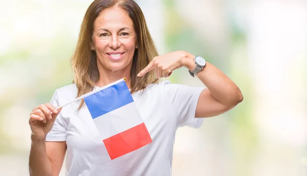 Латиноамериканка Средних Лет Держит Флаг Франции Изолированном Фоне Неожиданным Лицом — стоковое фото