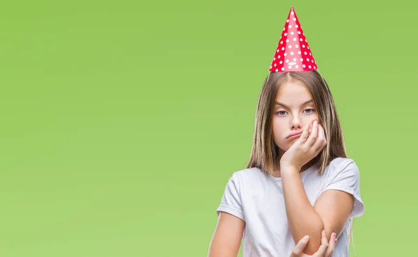 Joven Hermosa Chica Con Gorra Cumpleaños Sobre Fondo Aislado Pensando —  Fotos de Stock