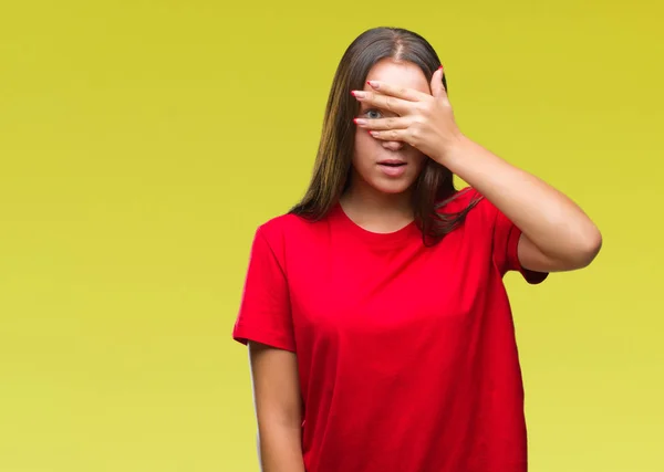 Jovem Bela Mulher Caucasiana Sobre Fundo Isolado Espreitando Choque Cobrindo — Fotografia de Stock