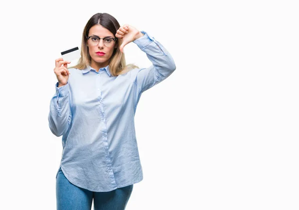 Jovem Mulher Negócios Bonita Segurando Cartão Crédito Sobre Fundo Isolado — Fotografia de Stock