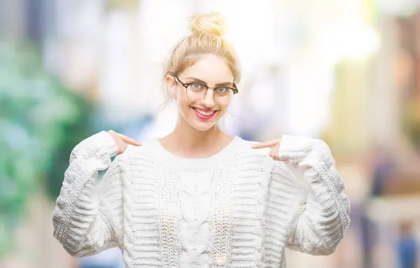 Νέοι Όμορφη Ξανθιά Γυναίκα Που Φοράει Γυαλιά Πέρα Από Απομονωμένο — Φωτογραφία Αρχείου