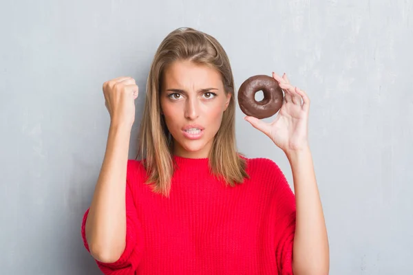 Schöne Junge Frau Über Grunge Grey Wall Eating Chocolate Donut — Stockfoto