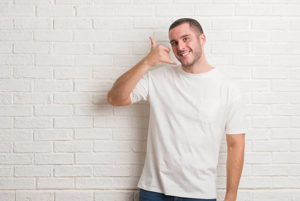 Joven Hombre Caucásico Pie Sobre Pared Ladrillo Blanco Haciendo Dejar — Foto de Stock