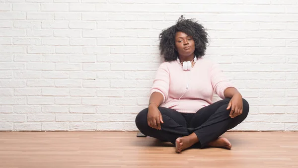 Jonge African American Vrouw Zittend Vloer Dragen Hoofdtelefoon Met Ernstige — Stockfoto