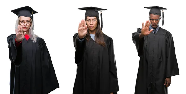 一群穿着大学服装的大学生在孤立的背景下毕业了校服 不再用手掌唱歌 脸上带有负面和严肃手势的警告表情 — 图库照片