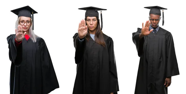 Collage Groupe Jeunes Étudiants Portant Uniforme Universitaire Diplômé Sur Fond — Photo