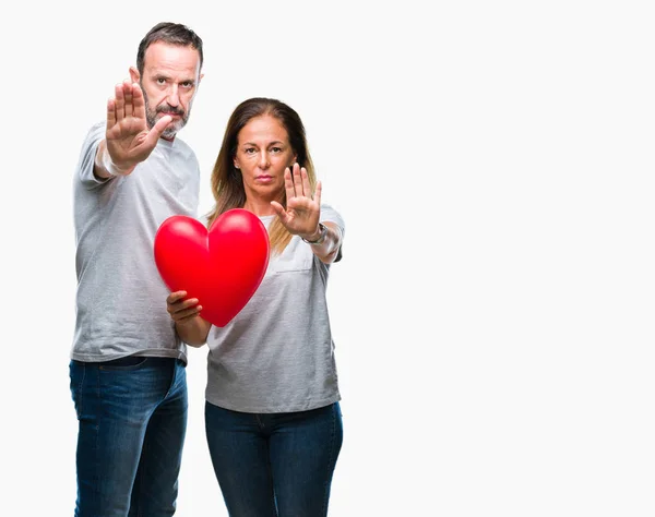 Casal Hispânico Meia Idade Amor Segurando Coração Vermelho Sobre Fundo — Fotografia de Stock