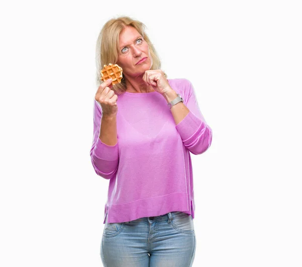 Mujer Rubia Mediana Edad Comiendo Gofre Dulce Sobre Fondo Aislado —  Fotos de Stock