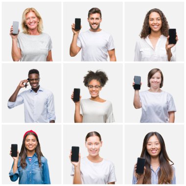 Bir grup genç insan ekran smartphone ayakta ve diş gösterilen kendine güvenen bir gülümsemeyle gülümseyerek mutlu bir yüz ile izole arka plan üzerinde gösterilen kolaj