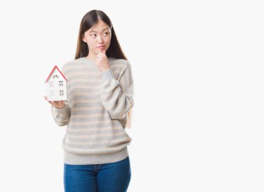 Genç Ev ciddi bir yüz hakkında soru, çok karışık bir fikir düşünce holding arka plan gerçek durum Aracısı kadın izole Çin