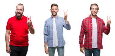 Kolaj bir grup genç adam mutlu yüz zafer işareti yaparken kameraya göz kırpıyor ile gülümseyen izole arka plan üzerinde. İki numaralı.