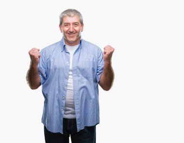 İzole arka plan kutlama üzerinde üst düzey yakışıklı şaşırttı ve başarı için kaldırdı kollarını açarak hayret ve gözleri açık. Kazanan kavramı.