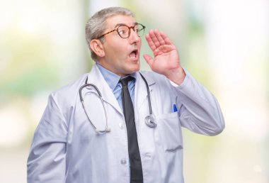 Bağırarak ve ağzı üzerinde el ile yan için çığlık izole arka plan yakışıklı kıdemli Doktor adam. İletişim kavramı.