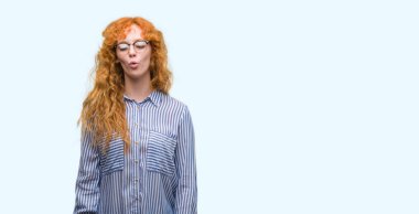 Genç redhead bussines kadın yapma balık yüz dudaklı, çılgın ve komik bir jest. Komik ifade.