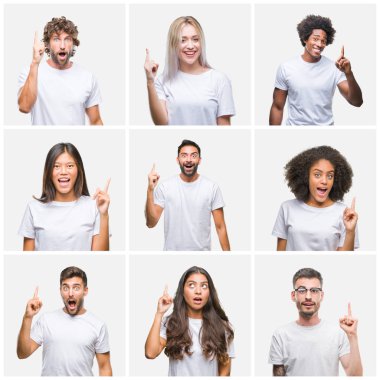 Kolaj grup başarılı fikirle parmağı yukarıyı izole arka plan üzerinde rahat beyaz t-shirt giyen insan. Çıktıktan ve mutlu. Bir numara.