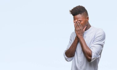 Afrikalı-Amerikalı genç yüz eller ile ağlayarak süre kapsayan üzgün ifade ile izole arka plan üzerinde. Depresyon kavramı.