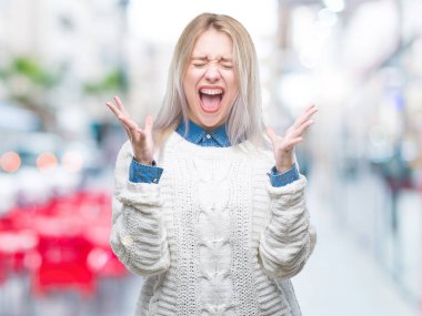 Üzerinde kış kazak giyen genç sarışın kadın deli kutluyor arka plan izole ve başarı için kaldırdı kollarını açarak hayrete ve heyecanlı çığlık gözleri açık. Kazanan kavramı